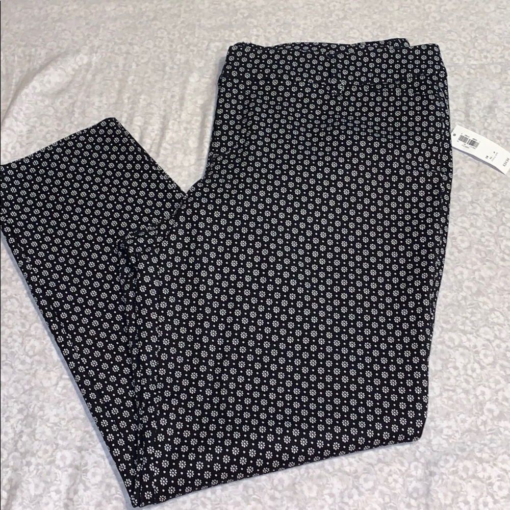 Black and White Floral Pixie Mid-Rise Pants NWT